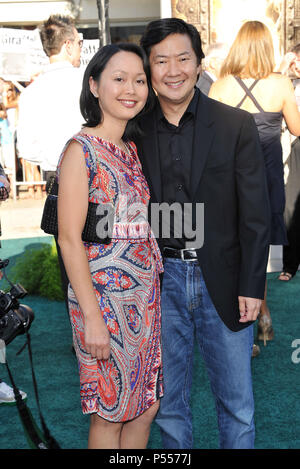 Ken Jeong, moglie arrivano le Zookeeper Premiere al Westwood Village Theatre di Los Angeles.Ken Jeong, moglie  31 ------------- Red Carpet Event, verticale, STATI UNITI D'AMERICA, industria cinematografica, celebrità, fotografia, Bestof, arte cultura e intrattenimento, Topix celebrità moda / Verticale, meglio di, evento nella vita di Hollywood - California, moquette rossa e dietro le quinte, USA, industria cinematografica, celebrità, movie celebrità, personaggi televisivi, musica celebrità, fotografia, Bestof, arte cultura e intrattenimento, Topix, verticale, famiglia da dall'anno , 2011, inchiesta tsuni@Gamma-USA.com marito e moglie Foto Stock