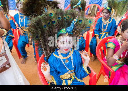 AUROVILLE, INDIA - 4 marzo 2018: Sangamam Festival. Costume da pavone Foto Stock