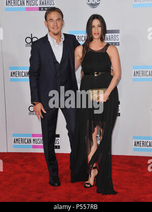 Mario Treadway Souleye e cantante Alanis Morissette all'AMA Awards 2011 presso il Nokia Theatre di Los Angeles. Mario Treadway Souleye e cantante Alanis Morissette  026 ------------- Red Carpet Event, verticale, STATI UNITI D'AMERICA, industria cinematografica, celebrità, fotografia, Bestof, arte cultura e intrattenimento, Topix celebrità moda / Verticale, meglio di, evento nella vita di Hollywood - California, moquette rossa e dietro le quinte, USA, industria cinematografica, celebrità, movie celebrità, personaggi televisivi, musica celebrità, fotografia, Bestof, arte cultura e intrattenimento, Topix, verticale, famiglia da dall'anno , Foto Stock