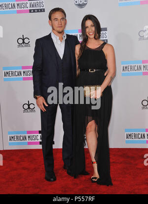 Mario Treadway Souleye e cantante Alanis Morissette all'AMA Awards 2011 presso il Nokia Theatre di Los Angeles. Mario Treadway Souleye e cantante Alanis Morissette  027 ------------- Red Carpet Event, verticale, STATI UNITI D'AMERICA, industria cinematografica, celebrità, fotografia, Bestof, arte cultura e intrattenimento, Topix celebrità moda / Verticale, meglio di, evento nella vita di Hollywood - California, moquette rossa e dietro le quinte, USA, industria cinematografica, celebrità, movie celebrità, personaggi televisivi, musica celebrità, fotografia, Bestof, arte cultura e intrattenimento, Topix, verticale, famiglia da dall'anno , Foto Stock