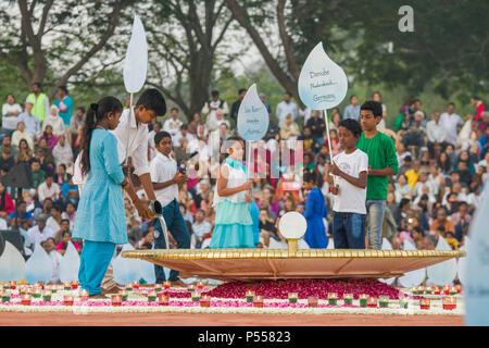 AUROVILLE, India - 28 Feb 2018: l'acqua cerimonia per il cinquantesimo anniversario di Auroville. La raccolta di acqua da diversi corpi idrici del mondo Foto Stock