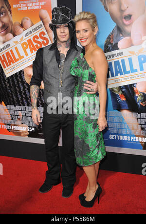 Nicky Whelan, Bf DJ presso la hall Pass Premiere al Arclight Theatre di Los Angeles.Nicky Whelan, Bf DJ  20 ------------- Red Carpet Event, verticale, STATI UNITI D'AMERICA, industria cinematografica, celebrità, fotografia, Bestof, arte cultura e intrattenimento, Topix celebrità moda / Verticale, meglio di, evento nella vita di Hollywood - California, moquette rossa e dietro le quinte, USA, industria cinematografica, celebrità, movie celebrità, personaggi televisivi, musica celebrità, fotografia, Bestof, arte cultura e intrattenimento, Topix, verticale, famiglia da dall'anno , 2011, inchiesta tsuni@Gamma-USA.com marito e moglie Foto Stock