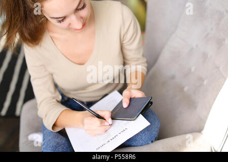 Business Woman documenti di riempimento per ottenere il visto. Foto Stock