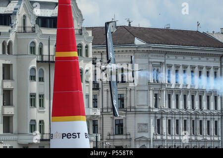 Budapest, Ungheria. Il 24 giugno 2018. Pilota francese Mika Brageot vola il suo aereo al 2018 Red Bull Air Race World Championship in Budapest, Ungheria, il 24 giugno 2018. Credito: Csaba Domotor/Xinhua/Alamy Live News Foto Stock