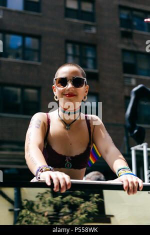 Attivista Emma González al New York City Pride Parade il 24 giugno 2018. Credito: Shauna Hundeby / Alamy Live News Foto Stock