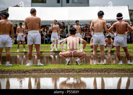 Giugno 24, 2018 - preparare gli uomini a combattere in un fangoso campo di riso durante Isobe-no-Omita, un riso piantagione festival al Santuario Izawanomiya in città Shima, Prefettura di Mie, Giappone. Durante il festival si tiene ogni anno per garantire un buon raccolto e un abbondante cattura di pesce, gli uomini e le donne pianta di riso a mano e gli uomini battaglia per il bambù in un fangoso campo di riso. Il festival è considerato uno del Giappone del tre grandi riso piantagione festival, ed è riconosciuto a livello nazionale importante Folk immateriali beni culturali. Credito: Ben Weller/AFLO/Alamy Live News Foto Stock