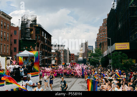Prese a New York Pride Parade il 24 giugno 2018. Credito: Shauna Hundeby / Alamy Live News Foto Stock