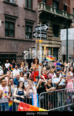 Prese a New York Pride Parade il 24 giugno 2018. Credito: Shauna Hundeby / Alamy Live News Foto Stock