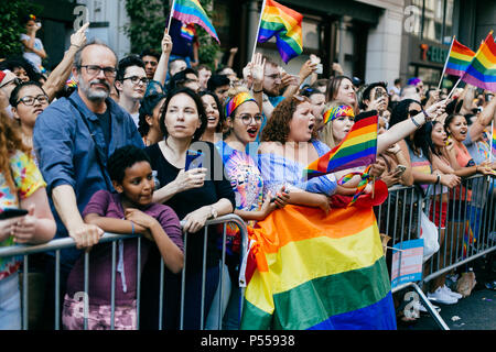 Prese a New York Pride Parade il 24 giugno 2018. Credito: Shauna Hundeby / Alamy Live News Foto Stock