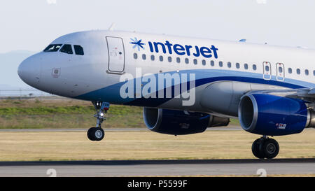 Richmond, British Columbia, Canada. Il 21 giugno, 2018. Un Interjet Airbus A320 (XA-divertimento) a corridoio unico corpo stretto aereo jet atterra all'Aeroporto Internazionale di Vancouver. Credito: Bayne Stanley/ZUMA filo/Alamy Live News Foto Stock