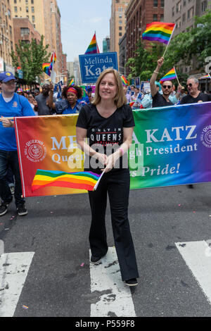 New York, NY - Giugno 24, 2018: Queens borough presidente Melinda Katz assiste 49annuale di New York Pride Parade lungo la settima avenue Credito: lev radin/Alamy Live News Foto Stock