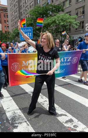 New York, NY - Giugno 24, 2018: Queens borough presidente Melinda Katz assiste 49annuale di New York Pride Parade lungo la settima avenue Credito: lev radin/Alamy Live News Foto Stock