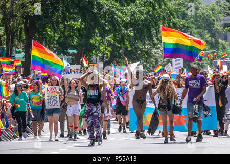 New York, Stati Uniti d'America, 24 giugno 2018. I partecipanti nella città di New York Pride Parade 2018. Credito: Enrique Shore/Alamy Live News Foto Stock