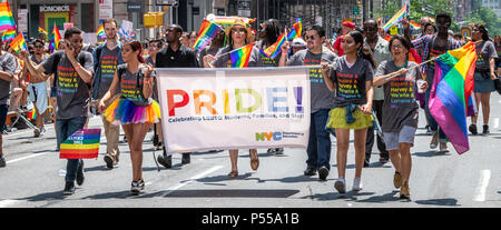 New York, Stati Uniti d'America, 24 giugno 2018. Un gruppo da New York City Dipartimento di Educazione partecipa al NYC Pride Parade 2018. Foto di Enrique Shore Credit: Enrique Shore/Alamy Live News Foto Stock