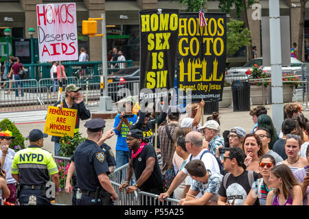 New York, Stati Uniti d'America, 24 giugno 2018. Una manciata di ultra-Christian anti-gay manifestanti dimostrare contro il marzo ma non riescono ad attirare molta attenzione durante la New York City Pride Parade 2018. Foto di Enrique Shore Credit: Enrique Shore/Alamy Live News Foto Stock