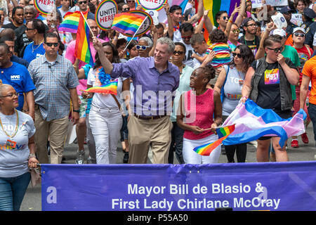 New York, Stati Uniti d'America, 24 giugno 2018. Sindaco di New York City Bill de Blasio e sua moglie Chirlane McCray partecipare al NYC Pride Parade 2018. Foto di Enrique Shore Credit: Enrique Shore/Alamy Live News Foto Stock