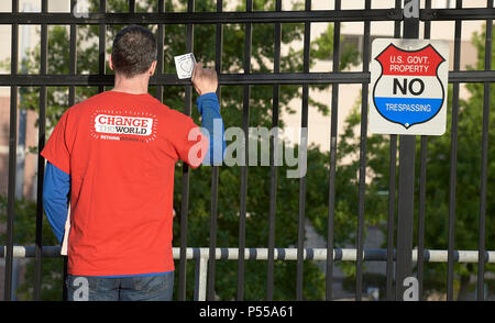 Seatac, Washington, Stati Uniti d'America. 24 Giugno, 2018. Un uomo prega lungo la recinzione che circonda la Federal centro di detenzione a Seatac, Washington, inizio giugno 24 durante una veglia di preghiera a sostegno di genitori immigrati all interno del carcere che sono stati separati dai loro figli. La veglia è stato sponsorizzato dal Regno chiesa metodista. Credito: Paul Jeffrey/Alamy Live News Foto Stock