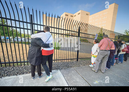Seatac, Washington, Stati Uniti d'America. 24 Giugno, 2018. Persone che pregano al di fuori del recinto che circonda la Federal centro di detenzione a Seatac, Washington, inizio giugno 24 durante una veglia di preghiera a sostegno di genitori immigrati all interno del carcere che sono stati separati dai loro figli. La veglia è stato sponsorizzato dal Regno chiesa metodista. Credito: Paul Jeffrey/Alamy Live News Foto Stock