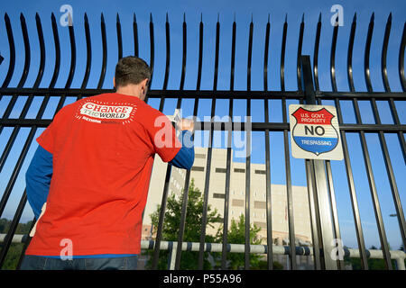 Seatac, Washington, Stati Uniti d'America. 24 Giugno, 2018. Un uomo prega lungo la recinzione che circonda la Federal centro di detenzione a Seatac, Washington, inizio giugno 24 durante una veglia di preghiera a sostegno di genitori immigrati all interno del carcere che sono stati separati dai loro figli. La veglia è stato sponsorizzato dal Regno chiesa metodista. Credito: Paul Jeffrey/Alamy Live News Foto Stock