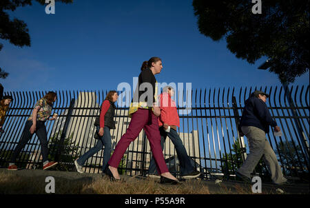 Seatac, Washington, Stati Uniti d'America. 24 Giugno, 2018. La gente a piedi lungo la recinzione che circonda la Federal centro di detenzione a Seatac, Washington, inizio giugno 24 durante una veglia di preghiera a sostegno di genitori immigrati all interno del carcere che sono stati separati dai loro figli. La veglia è stato sponsorizzato dal Regno chiesa metodista. Credito: Paul Jeffrey/Alamy Live News Foto Stock