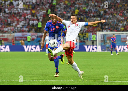 Kazan, Russland. Il 24 giugno 2018. Robert LEWANDOWSKI (POL), azione, duelli contro Yerry mina (COL). Polonia (PO) -Kolumbia (COL) 0-3, Turno preliminare, gruppo C, corrispondono 31 su 24.06.2018 a Kazan, Kazan Arena. Coppa del Mondo di Calcio 2018 in Russia dal 14.06. - 15.07.2018. | Utilizzo di credito in tutto il mondo: dpa/Alamy Live News Foto Stock