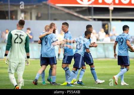 New York, Stati Uniti. Il 24 giugno 2018. New York, NY - Giugno 24, 2018: NYCFC team festeggia il gol segnato da Jo Inge Berget (9) durante il normale gioco MLS contro Toronto FC allo Yankee Stadium NYCFC ha vinto 2 - 1 Credito: lev radin/Alamy Live News Foto Stock