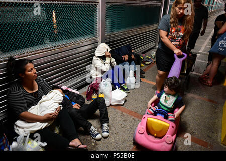 Brownsville, Texas, Stati Uniti d'America. Il 24 giugno 2018. Sulla sinistra, Cristina, 27, una donna honduregne, i suoi due mese baby Naomi e todler Manuel, arrivano la domenica notte al ponte di collegamento Matamoros, Messico a Brownsville, Texas, l'ultima parte di un percorso iniziato due mesi fa a San Pedro Sula in Honduras. Come Trump administration codificati per affrontare una crisi di immigrazione sul confine, un continuo flusso di migranti sono in arrivo ogni giorno. Credito: Miguel Juarez Lugo/ZUMA filo/Alamy Live News Foto Stock