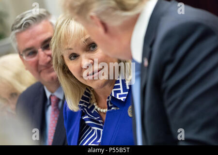 WASHINGTON, DC - SETTIMANA DI GIUGNO 18: Presidente Trump ascolta Oklahoma governatore Maria Fallin, durante un pranzo di lavoro con i governatori Giovedì 21 Giugno, 2018 nella sala Roosevelt della Casa Bianca di Washington, D.C. Persone: presidente Donald Trump Foto Stock