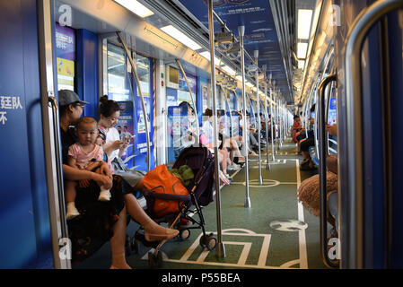 Nanjin, Nanjin, Cina. Il 24 giugno 2018. Nanjing, Cina-24th Giugno 2018: La Coppa del Mondo a tema treno metropolitana può essere visto in Nanjing East cinese della provincia di Jiangsu. Credito: SIPA Asia/ZUMA filo/Alamy Live News Foto Stock