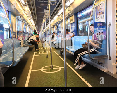 Nanjin, Nanjin, Cina. Il 24 giugno 2018. Nanjing, Cina-24th Giugno 2018: La Coppa del Mondo a tema treno metropolitana può essere visto in Nanjing East cinese della provincia di Jiangsu. Credito: SIPA Asia/ZUMA filo/Alamy Live News Foto Stock