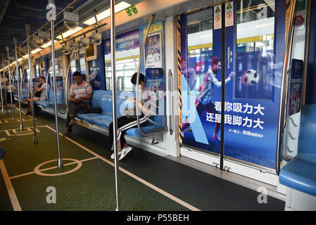 Nanjin, Nanjin, Cina. Il 24 giugno 2018. Nanjing, Cina-24th Giugno 2018: La Coppa del Mondo a tema treno metropolitana può essere visto in Nanjing East cinese della provincia di Jiangsu. Credito: SIPA Asia/ZUMA filo/Alamy Live News Foto Stock