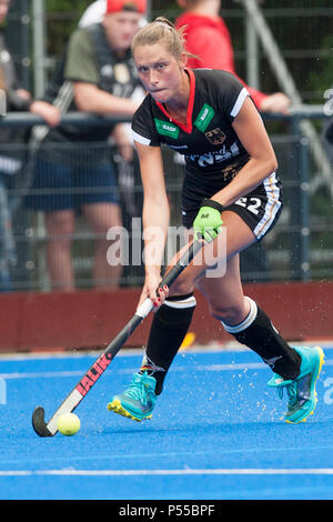 Velbert, Deutschland. Il 24 giugno 2018. Cecile PIEPER (GER, mi.) In singola azione sulla sfera. Hockey, Deutscher Handballbund, Nazionale Femminile, tre nazioni torneo, World Cup preparazione, Laenderspiel, Germania (GER) - Irlanda (IRL), 3: 0, su 24.06.2018 in Velbert/Germania. | Utilizzo di credito in tutto il mondo: dpa/Alamy Live News Foto Stock