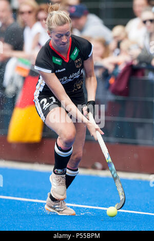 Velbert, Deutschland. Il 24 giugno 2018. Franzisca HAUKE (GER, mi.) In singola azione sulla sfera di Hockey, Deutscher Handballbund, Nazionale Femminile, tre nazioni torneo, World Cup preparazione, Laenderspiel, Germania (GER) - Irlanda (IRL), 3: 0, su 24.06.2018 in Velbert/Germania. | Utilizzo di credito in tutto il mondo: dpa/Alamy Live News Foto Stock