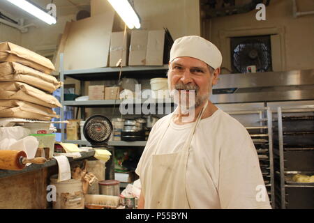 24 maggio 2018, US, New York: co-proprietario Herbert Glaser in piedi nel magazzino di 'Glaser il Bake Shop". Il panificio Tedesco serve kniccurbokers con un dente dolce dal 02 aprile 1902. Glaser è di chiudere le sue porte dopo 116 anni al 01 luglio. Foto: Stephanie Ott/dpa Foto Stock