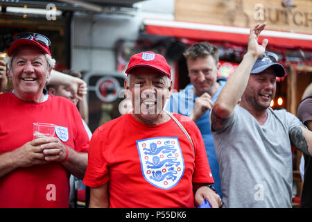 I tifosi inglesi si vede guardando l'Inghilterra vs Panama corrispondenza nella zona della ventola. La Coppa del Mondo FIFA 2018 è il ventunesimo FIFA World Cup che inizia il 14 giugno e termina il 15 luglio 2018 in Russia. Foto Stock