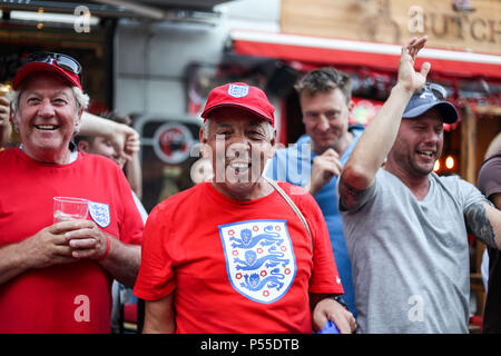 Giugno 24, 2018 - Nizhny Novgorod, Russia - i tifosi inglesi si vede guardando l'Inghilterra vs Panama corrispondenza nella zona della ventola..La Coppa del Mondo FIFA 2018 è il ventunesimo FIFA World Cup che inizia il 14 giugno e termina il 15 luglio 2018 in Russia. (Credito Immagine: © Aleksey Fokin/SOPA immagini via ZUMA filo) Foto Stock