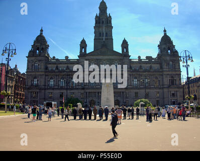 Glasgow, Scotland, Regno Unito 25 giugno. Consiglieri di Glasgow frequentare alzabandiera cerimonia come un omaggio alle Forze Armate giorno nella città del George Square. Top ufficiali militari hanno partecipato il cenotafio per le forze armate di giorno bandiera sia volato dal City Chambers. Credito: gerard ferry/Alamy Live News Foto Stock