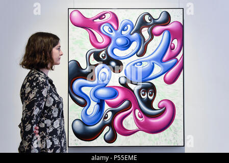 Londra, Regno Unito. Il 25 giugno 2018. Un membro del personale opinioni un dipinto in anteprima di 'blobz', una nuova mostra personale dal culto artista americano Kenny Scharf, noto come il nonno di Arte di strada. Questa è la sua prima mostra del Regno Unito in dieci anni e si terrà presso la Galleria Opera in New Bond Street 26 Giugno al 10 luglio 2018. Credito: Stephen Chung / Alamy Live News Foto Stock