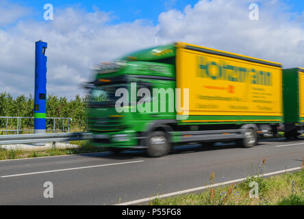 25 giugno 2018, Germania, Francoforte (Oder): una stazione di controllo per la riscossione dei pedaggi su carrelli lungo la strada federale 87 tra Francoforte (Oder) und Muellrose. I dazi sui carrelli si applicheranno in tutta la Germania a partire dal 01 luglio 2018. 621 dispositivi di controllo sono state erette in tutta la Germania per questo scopo. Foto: Patrick Pleul/dpa-Zentralbild/ZB Foto Stock