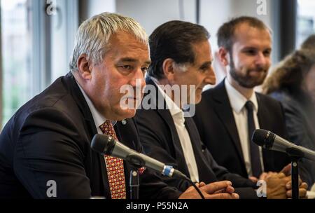 Giugno 25, 2018 - Monaco di Baviera, Germania - Il nuovo Antisemitismus Beauftragter (l'Antisemitismo Commissario) Ludwig Spaenle ha visitato la Kultusgemeinde Israelische (israeliano Congregazione culturale di Monaco di Baviera) per contrassegnare l'inizio del suo ruolo. Anche sul lato fu Charlotte Knobloch, l ex Presidente del Consiglio centrale degli ebrei in Germania (Zentralrat der Juden in Deutschland) e l'attuale Vice Presidente del Congresso Ebraico Europeo e il Congresso ebraico mondiale. Negli ultimi anni la Germania ha visto aumentare l'antisemitismo con la salita del mainstreaming e di estrema destra dello spettro. Inoltre, n Foto Stock