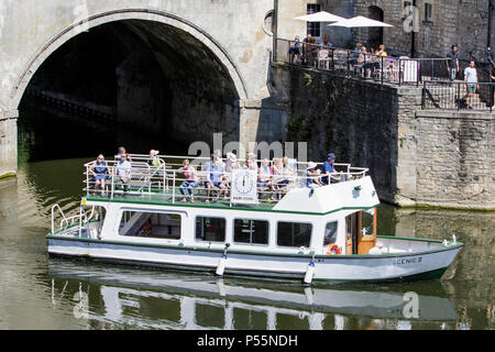 Bath, Regno Unito, 25 Giugno, 2018. I visitatori al bagno godetevi il clima mite e sono raffigurati come il loro tour in barca passa sotto Pulteney Bridge,forecasters prevedono che il clima caldo proseguirà anche nella prossima settimana. Credito: lynchpics/Alamy Live News Foto Stock