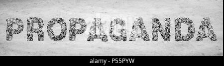 La parola propaganda fatta da un giornale coriandoli sulla vecchia carta Foto Stock