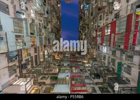 Sovraffollato edificio residenziale di Hong Kong Foto Stock