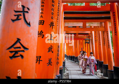 Torii gate a Fushimi Inari-Taisha santuario,Kyoto, Giappone Foto Stock