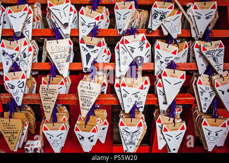 Ema, Votive, legno, compresse, che intendono lastre, a Fushimi Inari-Taisha santuario,Kyoto, Giappone Foto Stock