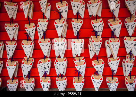 Ema, Votive, legno, compresse, che intendono lastre, a Fushimi Inari-Taisha santuario,Kyoto, Giappone Foto Stock