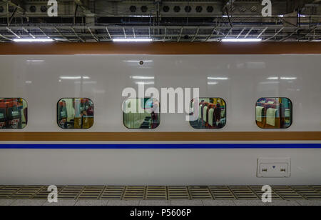 Sendai, Giappone - Ott 3, 2017. Un Shinkansen treno che ferma alla stazione di Sendai. Il Giappone ha una delle più sviluppate reti ferroviarie nel mondo. Foto Stock