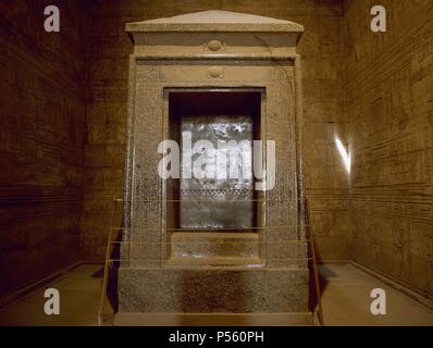 ARTE EGIPCIO. TEMPLO DE HORUS. Il Templo del periodo ptolemaico de planta nítida, armoniosa lógica y. Vista del monolito de granito gris, obra, según las inscripciones, de Nectanebis, en el Santuario de Horus. Edfú. Egipto. Foto Stock