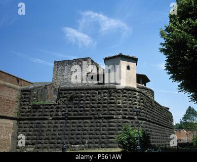 ITALIA. FLORENCIA. Vista parcial de la FORTEZZA DA BASSO, ubicada en la zona oeste del casco antiguo. La Toscana. Foto Stock