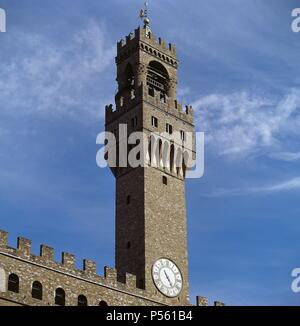 ITALIA. FLORENCIA. Vista generale del campanario del medievale Palazzo Vecchio. Su campana servía para convocar a los ciudadanos a las asambleas, para alertarlos de los incendios, riadas o ataques enemigos. La Toscana. Foto Stock